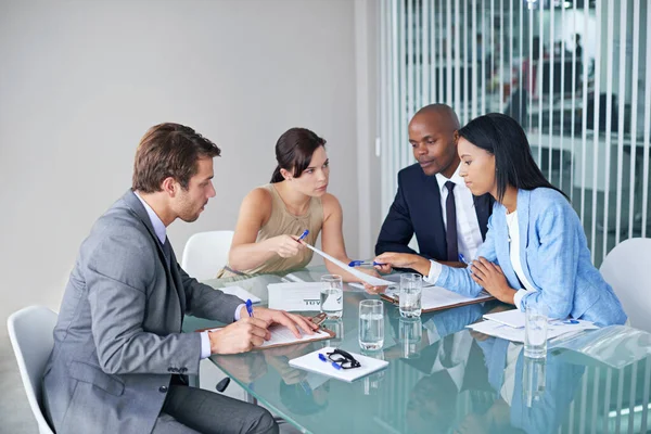 Бизнес-стратеги. Фотография группы бизнесменов, просматривающих документы во время встречи. — стоковое фото