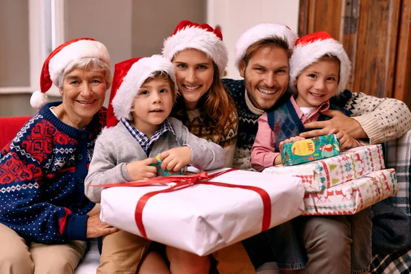 Christmas is a time for family. Portrait of a family enjoying themselves at Christmas. — Stock Photo, Image