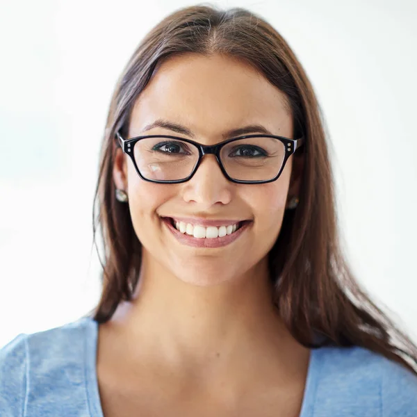 Ella tiene confianza. Retrato recortado de una joven empresaria con gafas. —  Fotos de Stock