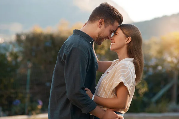 Dit soort liefde komt maar één keer voor. Opname van een aanhankelijk koppel dat de dag buiten doorbrengt. — Stockfoto