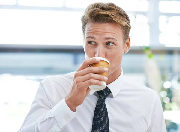 E 'ora di una pausa caffe'. Un giovane uomo d'affari che beve una tazza di caffè. — Foto Stock