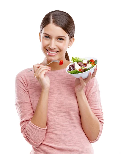 Fresco e delicioso. Estúdio retrato de uma bela jovem mulher comendo uma salada saudável. — Fotografia de Stock