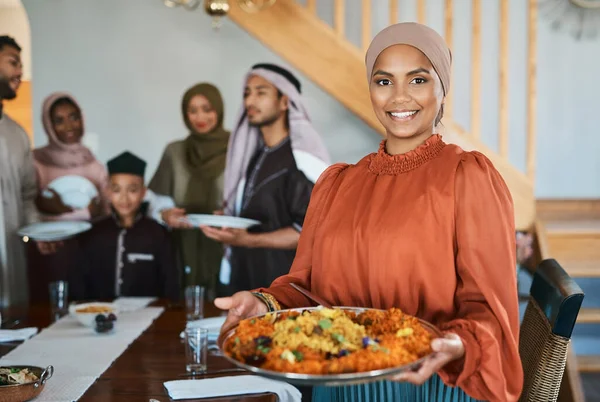 Koken voor mijn familie brengt me rust. Neergeschoten van een moslimvrouw met een bord eten.. — Stockfoto