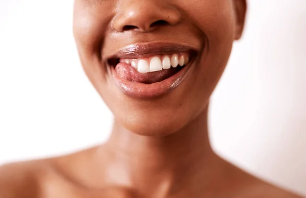 Meine Zähne sahen nie so gut aus. Nahaufnahme einer schönen jungen Frau, die mit glänzenden Lippen vor weißem Hintergrund posiert. — Stockfoto