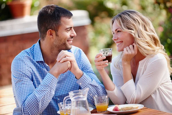 Qué mañana perfecta. Foto de una joven pareja disfrutando del desayuno al aire libre. — Foto de Stock