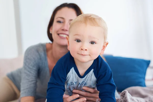 Ő egy boldog kis maroknyi. Egy anya portréja, ahogy otthon kötődik a kisfiához.. — Stock Fotó