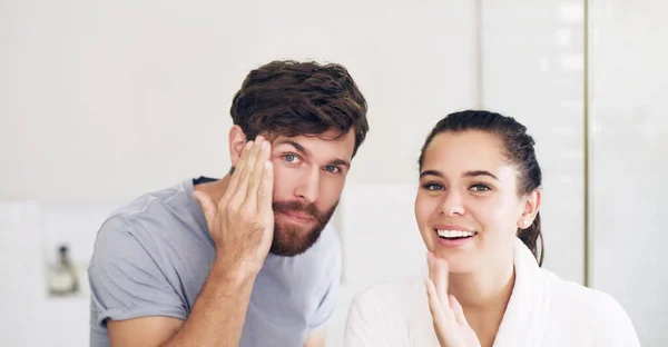 Den Schein wahren. Aufnahme eines glücklichen jungen Paares, das seine Morgenpflege-Routine gemeinsam im heimischen Badezimmer durchmacht. — Stockfoto