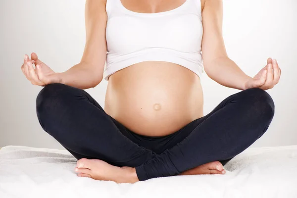 İki ruh birbirine bağlı. Nilüfer pozisyonunda meditasyon yapan hamile bir kadının görüntüsü.. — Stok fotoğraf