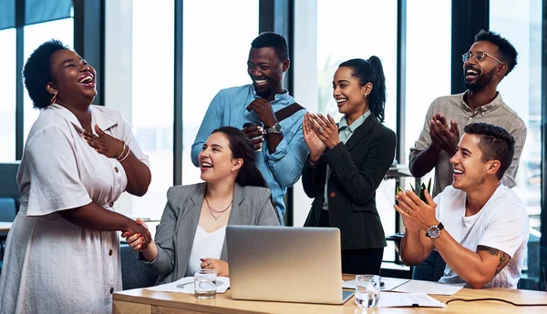 Ділитися досягненнями один одного. Знімок групи бізнесменів, які аплодують своїм колегам в офісі . — стокове фото