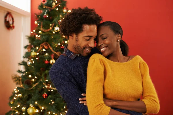 El amor es un regalo. Shot de una pareja joven y cariñosa en Navidad. —  Fotos de Stock