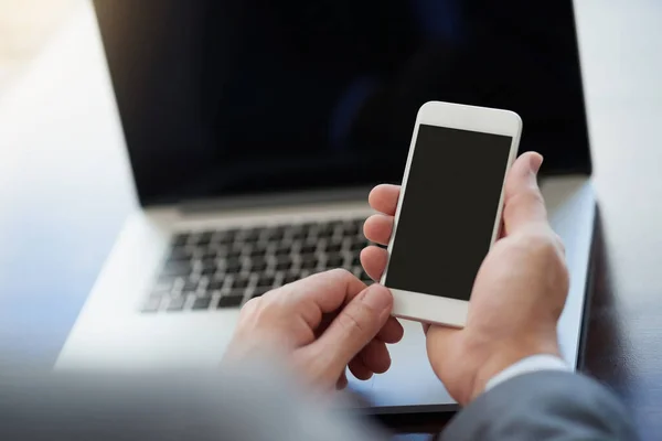 Voorbereid op productiviteit. Gehakt schot van zakelijke zakenmannen sms 'en op een mobiele telefoon. — Stockfoto