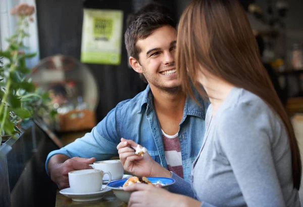 Élvezzük együtt a délutánt. Egy fiatal pár beszélgetett egy kávézóban.. — Stock Fotó