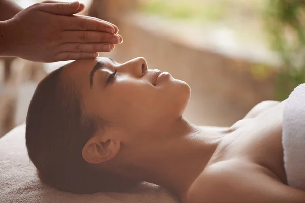 Massage du corps et de l'esprit. Tourné d'une belle jeune femme se faisant masser la tête dans un spa. — Photo