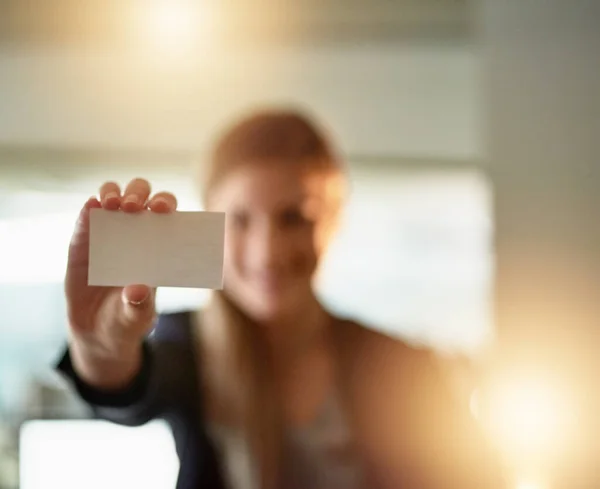 Toma, toma mi número. Fotografía de una joven empresaria sosteniendo una tarjeta de visita en blanco en la oficina. —  Fotos de Stock