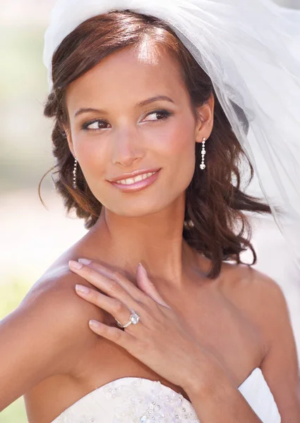 Strahlende Schönheit an ihrem Hochzeitstag. Eine wunderschöne junge Braut posiert im Freien. — Stockfoto