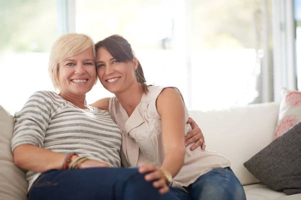 Vivemos uma vida de amor. Retrato de um casal lésbico relaxante em casa. — Fotografia de Stock