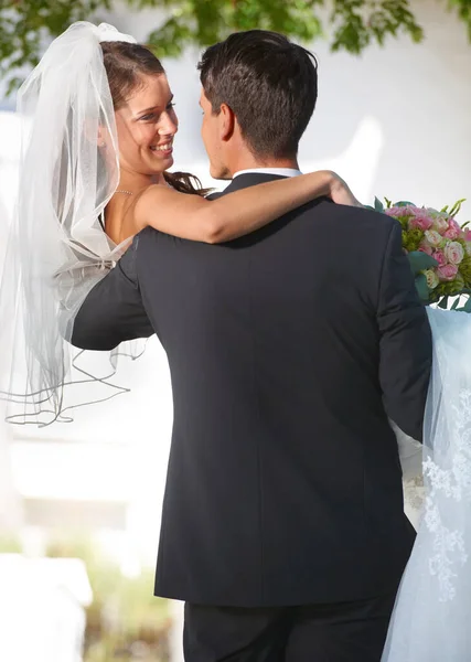 Розважатися з традиціями. Задній погляд на нареченого, що носить свою нову наречену зовні . — стокове фото