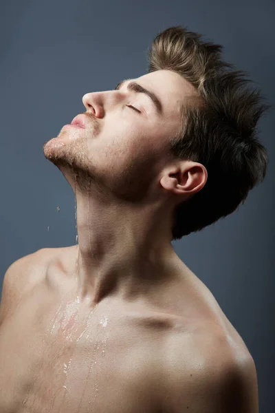 Getting cleaned up. Cropped shot of a handsome young man posing in the studio. — Stock Photo, Image