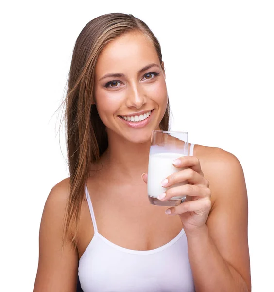 Mmmm... bien. Foto recortada de una hermosa joven con un vaso de leche en la mano. —  Fotos de Stock