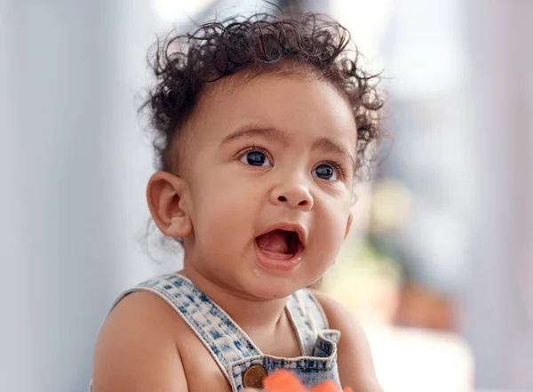 Espera, o quê? Tiro de um menino adorável em casa. — Fotografia de Stock