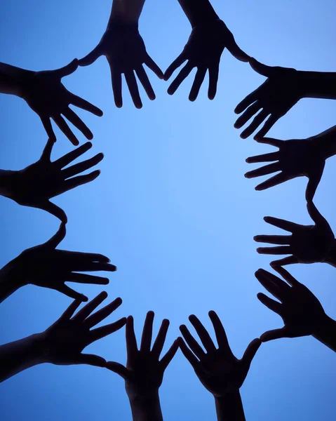 Reúne tus manos. Tiro de un grupo de manos extendidas juntas en un círculo. — Foto de Stock