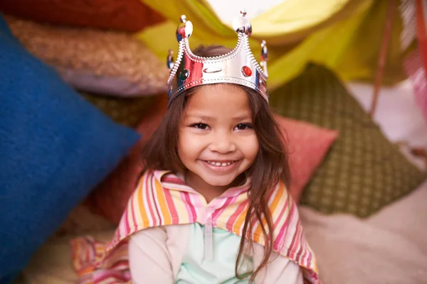È una principessina. Una bambina carina vestita da principessa mentre gioca a casa. — Foto Stock