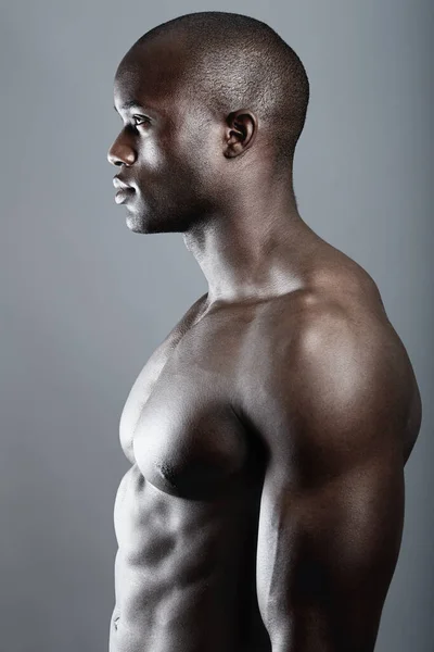 순수 한 남성성. 스튜디오 촬영 맨발의 아프리카 계 미국인 남자. — 스톡 사진