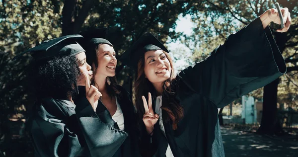Vogliamo commemorare uno dei giorni più speciali di tutta la nostra vita. Girato di un gruppo di studentesse che si fanno un selfie il giorno della laurea. — Foto Stock