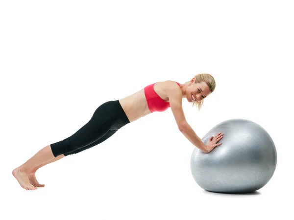 Aufgeben steht nicht in meinem Wortschatz. Studioaufnahme einer jungen Frau beim Training mit ihrem Gymnastikball. — Stockfoto