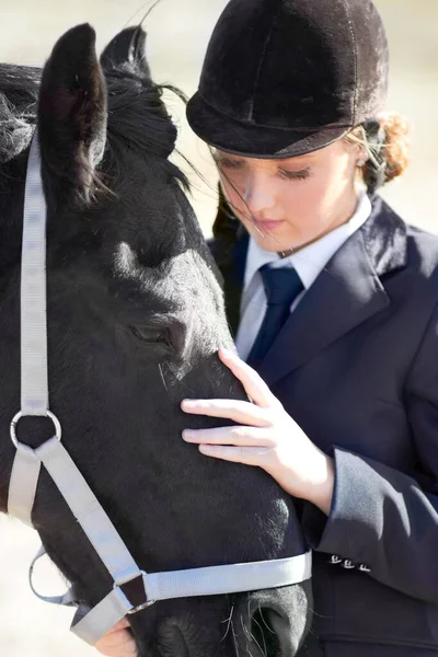 O benim için bir hayvandan daha fazlası. Atının yanında duran genç ve güzel bir kadının fotoğrafı.. — Stok fotoğraf
