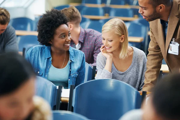 Seguir adelante con su educación. Una hermosa joven estudiante en la sala de conferencias. — Foto de Stock