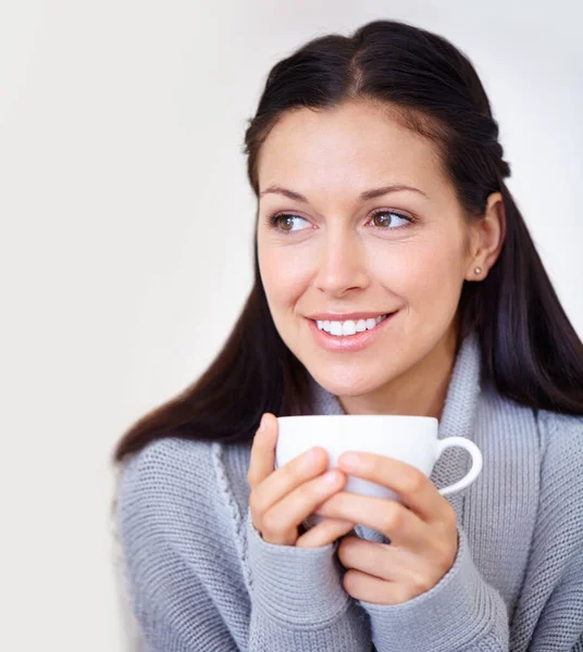気持ちいい一日になりそうですね・・・朝コーヒーを飲みながら美しい若い女性のクロップショット。. — ストック写真