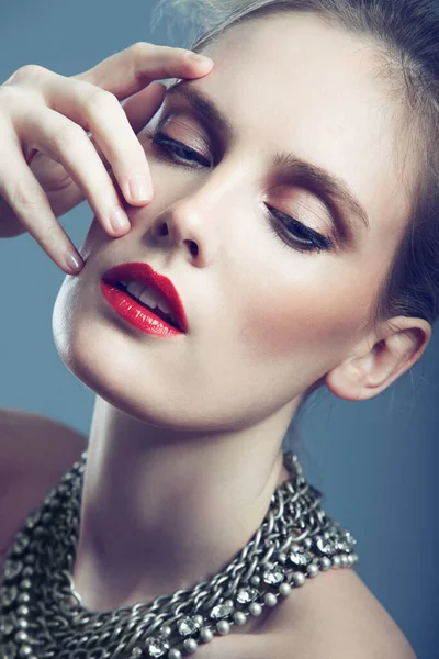 Elegancia nerviosa. Primer plano de una hermosa mujer joven con lápiz labial rojo brillante y un collar elegante. — Foto de Stock