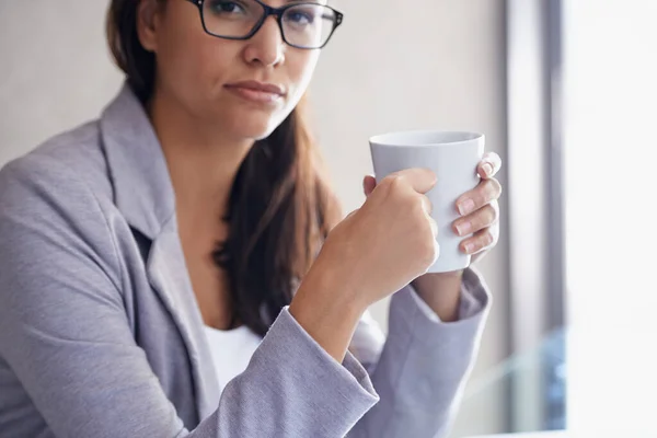 Kawa - operuje 3 filiżanki dziennie. Portret atrakcyjnej bizneswoman podczas przerwy na kawę. — Zdjęcie stockowe
