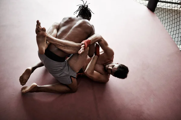 Träning för den stora dagen. Två kickboxare under träning. — Stockfoto