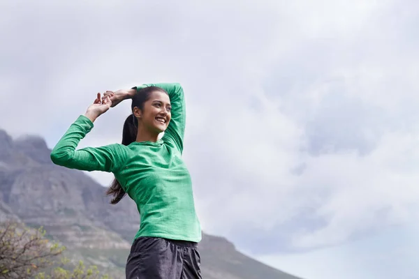위에서 바라보는 것을 즐기는 것. 산봉우리에서 바라보고 있는 젊은 민족 여자. — 스톡 사진