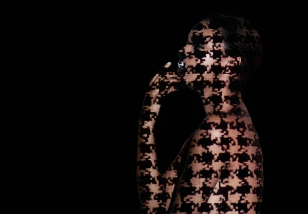 Selbstbewusst kantig. Digital verbesserte Aufnahme einer schönen nackten Frau, die allein im Studio posiert. — Stockfoto