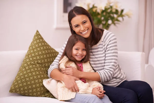 Shes mein kleiner Engel. Porträt einer Mutter und ihrer Tochter, die zusammen auf einem Sofa sitzen. — Stockfoto