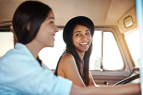 Viagens de carro são sempre uma boa ideia. Tiro de dois jovens amigos felizes em uma viagem de carro. — Fotografia de Stock