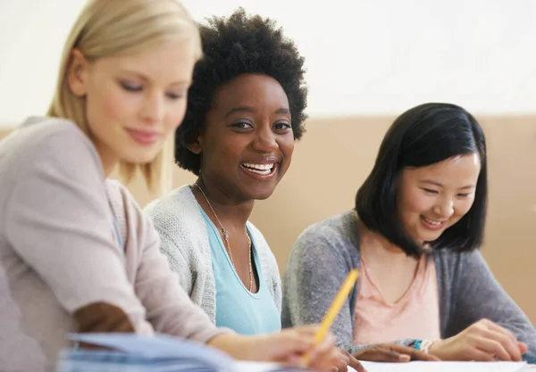 Der Unterricht findet statt. Aufnahme von Studentinnen im Prüfungsraum. — Stockfoto