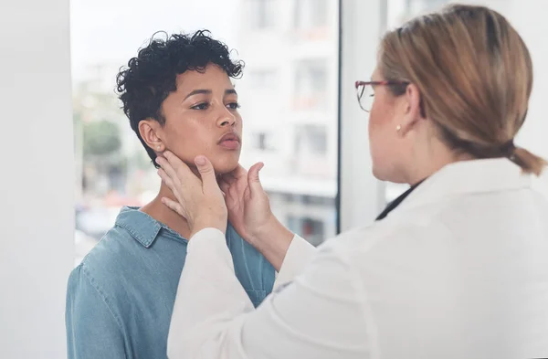 Necesito que te quedes quieta... con una foto de una atractiva doctora joven examinando a una paciente en su consultorio.. —  Fotos de Stock