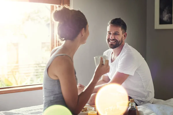 Tú y yo todos los días por el resto de nuestras vidas. Recorte de una feliz pareja joven disfrutando del desayuno en la cama juntos en casa. —  Fotos de Stock