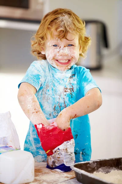 Il futuro delle arti culinarie. Un bambino ricoperto di pasta e farina. — Foto Stock