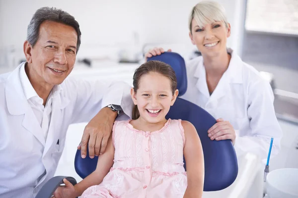 Mi dentista es el mejor. Retrato de un dentista y su asistente con su paciente. —  Fotos de Stock