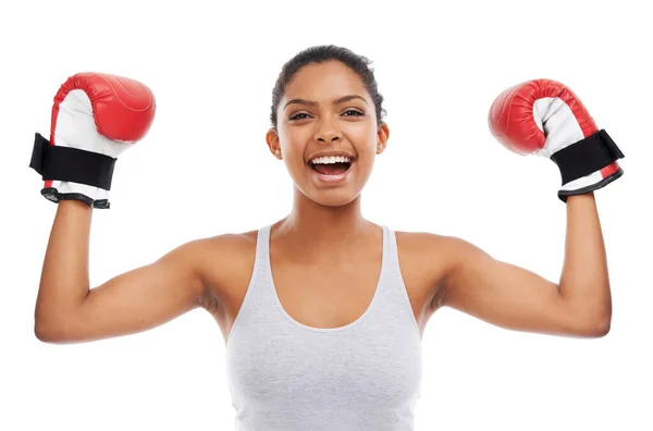 De overwinning vinden in haar trainingen. Een prachtige jonge vrouw draagt bokshandschoenen. — Stockfoto