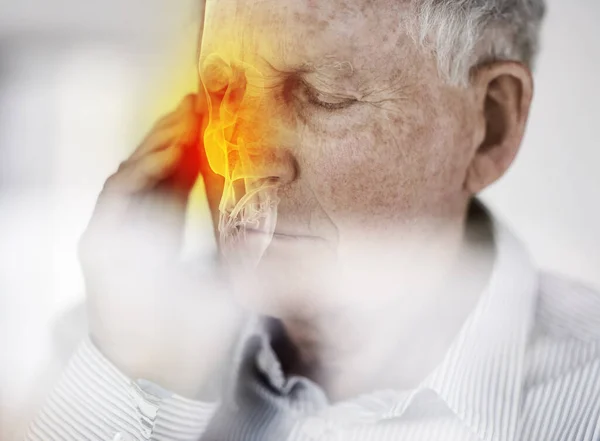 Me siento un poco mal por el clima. Un disparo de un anciano mirando preocupado con los ojos cerrados. — Foto de Stock