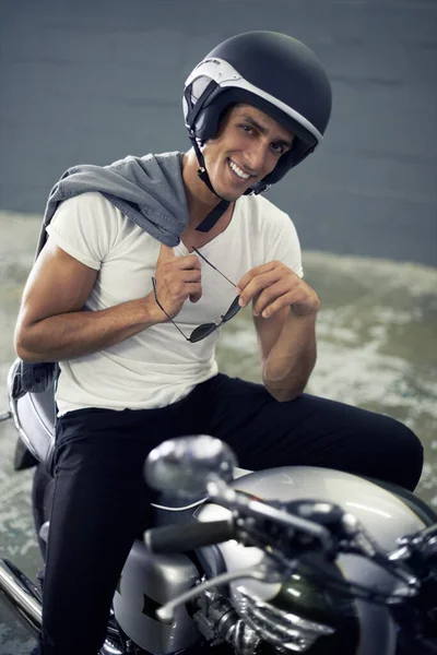 Обожаю его винтажную поездку. Красивый молодой человек сидит на мотоцикле. — стоковое фото