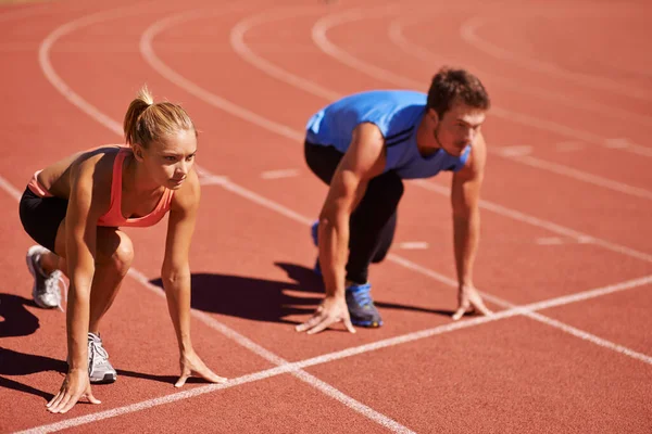 Te aceptaré. Fotografía de dos jóvenes preparándose para correr en una pista de atletismo. — Foto de Stock