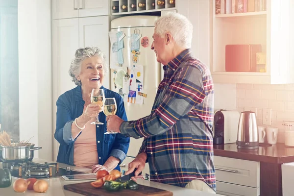 Εδώ είναι η τέλεια ζωή μας μαζί. Φωτογραφία ενός χαμογελαστού ηλικιωμένου ζευγαριού να μαγειρεύει μαζί στην κουζίνα του στο σπίτι. — Φωτογραφία Αρχείου