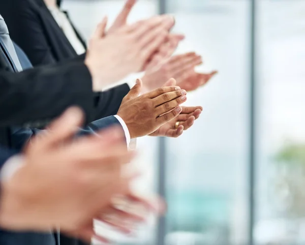 Tapsolok egy mesteri előadást. Közelkép egy csapat vezetőről, akik tapsolnak, miközben sorban állnak egy irodában.. — Stock Fotó